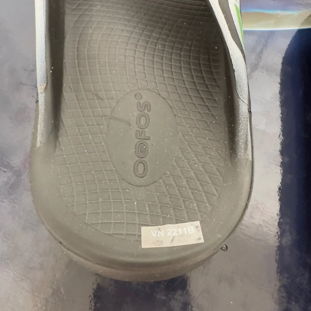 New OOFOS Original Flip Flop Mens 9 Euro 42 Womens size 11 Sandals Thongs No Tag